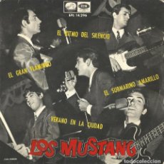 Autógrafos Antiguos de Cantantes y Músicos: LOS MUSTANG. 5 AUTÓGRAFOS, FIRMAS EN CARATULA, SINGLE. SUBMARINO AMARILLO. 1966. BARCELONA.. Lote 343274733