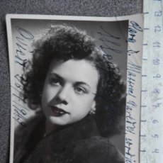 Autógrafos Antiguos de Cantantes y Músicos: FIRMA MANUSCRITA MERY DUGAN CANTANTE EN FOTOGRAFÍA ANTIGUA AÑO 1949