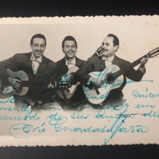 Autógrafos Antiguos de Cantantes y Músicos: FOTO CON DEDICATORIA Y AUTÓGRAFO DEL TRIO GUADALAJARA. Lote 390014979