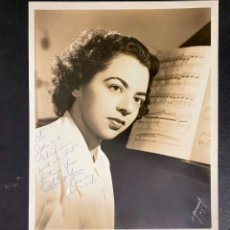 Autógrafos Antiguos de Cantantes y Músicos: AUTÓGRAFO PIANISTA ESTADOUNIDENSE HARRIET SERR. SOBRE FOTOGRAFÍA. 1955.. Lote 401308874