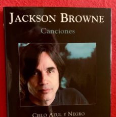 Autógrafos Antiguos de Cantantes y Músicos: JACKSON BROWNE-FIRMADO LIBRO “CIELO AZUL Y NEGRO” 1997