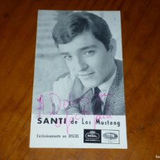 Autógrafos Antiguos de Cantantes y Músicos: SANTI DE LOS MUSTANG - FOTO POSTAL EMI REGAL FIRMADA Y DEDICADA