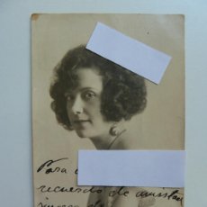 Autógrafos Antiguos de Cantantes y Músicos: FOTO POSTAL DEDICADA DE LA CANTANTE MAGDA DE BRIES EN 1922. MEDIDAS. 14 X 8,5 CM