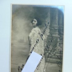 Autógrafos Antiguos de Cantantes y Músicos: FOTOGRAFÍA DEDICADA POR LA CANTANTE EMILIA PIÑOL EN 1924. MEDIDAS. 13 X 8 CM