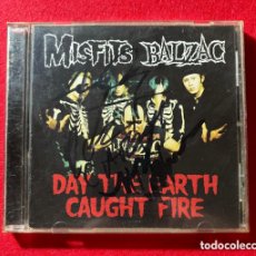 Autógrafos Antiguos de Cantantes y Músicos: MISFITS FIRMADO CD ”DAY THE EARTH CAUGHT FIRE”