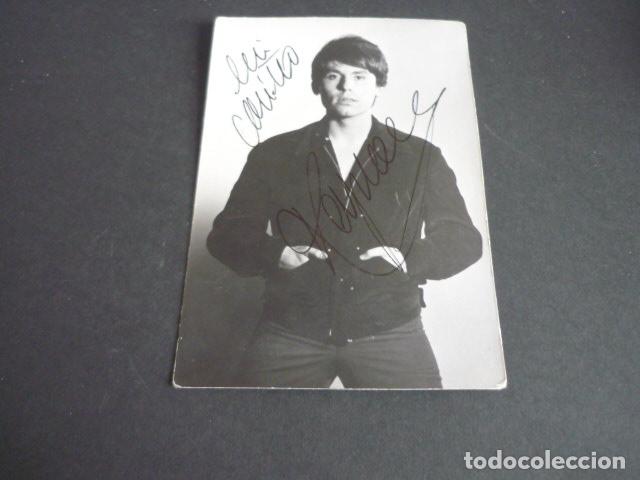Autogramme von Musikern: RAFAEL CANTANTE AL CLUB DE FANS DE MADRID RETRATO FOTOGRAFICO TAMA&Ntilde;O POSTAL CON FIRMA AUTOGRAFA