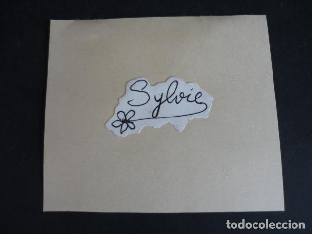 Aut&oacute;grafos Antiguos de Cantantes y M&uacute;sicos: AUTOGRAFO DE LA CANTANTE SYLVIE VARTAN SOBRE CARTULINA 10,5 X 12 CM