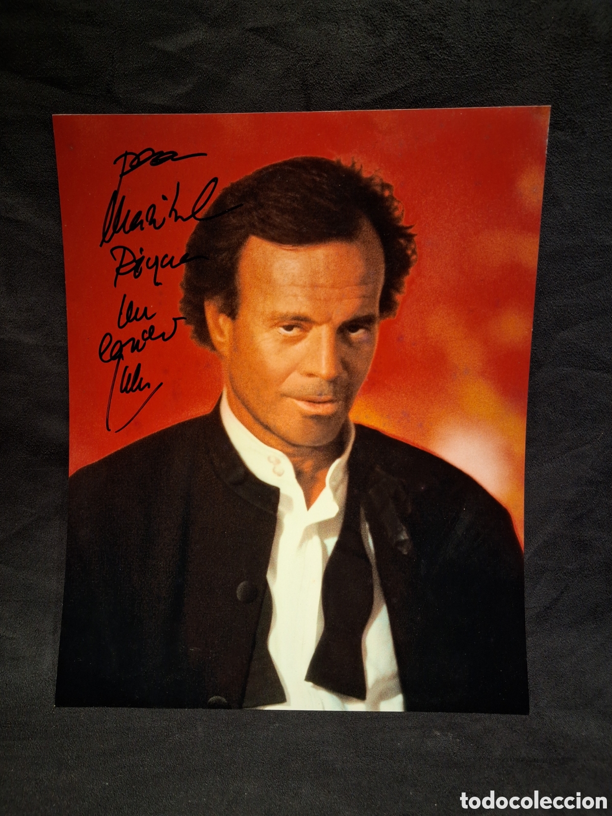 Aut&oacute;grafos Antiguos de Cantantes y M&uacute;sicos: JULIO IGLESIAS, FOTOGRAF&Iacute;A, AUT&Oacute;GRAFA CON DEDICATORIA PARA MARIBEL. 25 X 20 CM