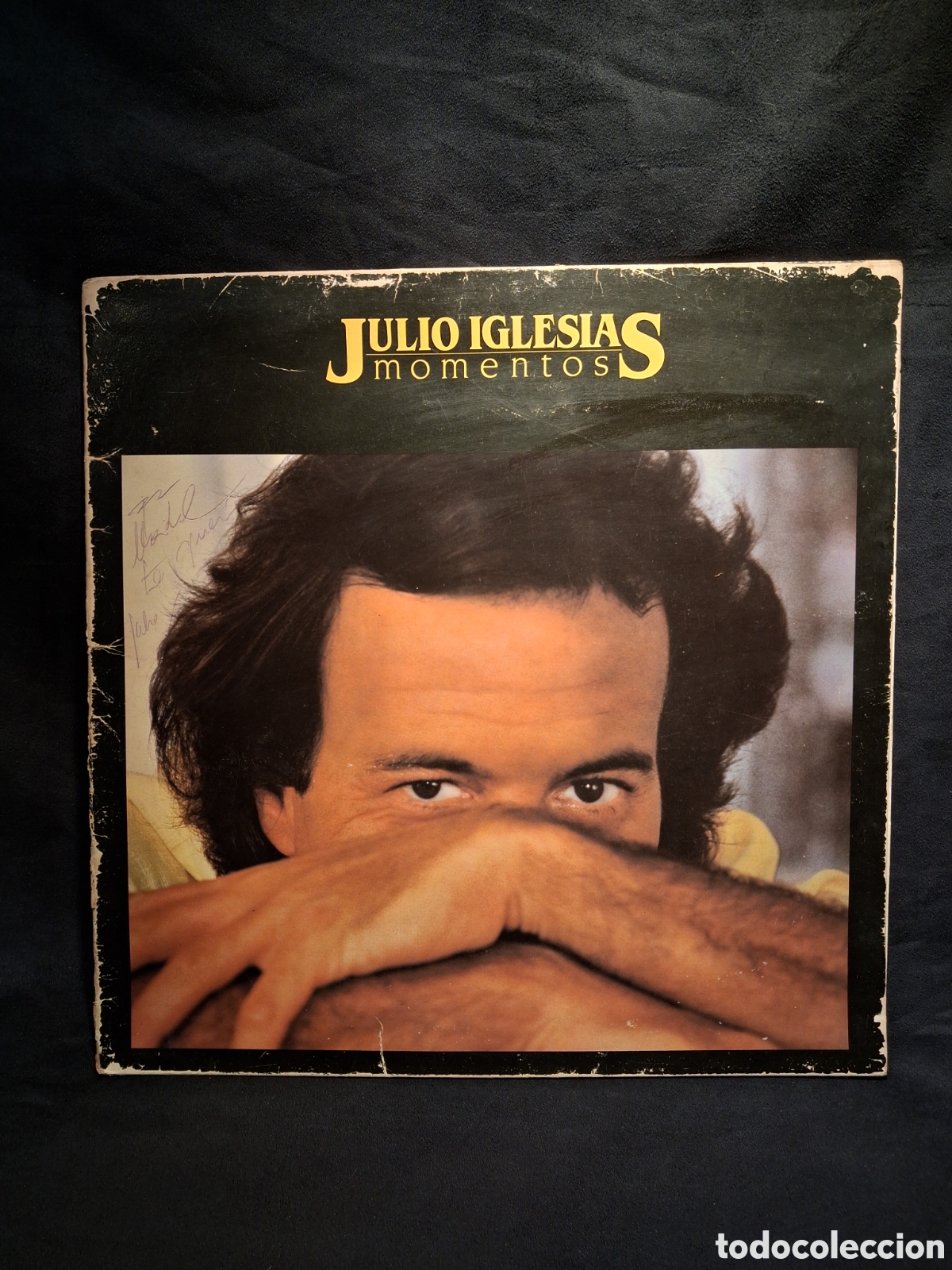 Aut&oacute;grafos Antiguos de Cantantes y M&uacute;sicos: JULIO IGLESIAS LP MOMENTOS. AUTOGRAFIADO Y DEDICADO.
