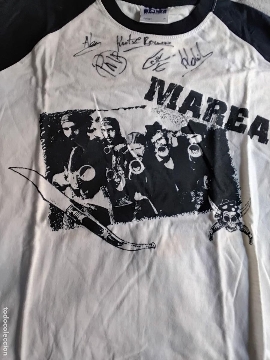 Aut&oacute;grafos Antiguos de Cantantes y M&uacute;sicos: CAMISETA FIRMADA DE MAREA. M&Uacute;SICA. KUTXI ROMERO. GRUPO ROCK ESPA&Ntilde;OL. ARMAS, CALAVERA, PU&Ntilde;AL.