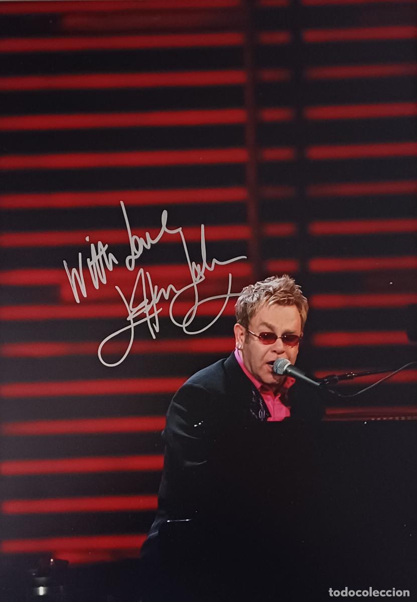 Aut&oacute;grafos de M&uacute;sica: FOTOGRAFIA CON AUT&Oacute;GRAFO ORIGINAL DEL CANTANTE, COMPOSITOR Y PIANISTA BRIT&Aacute;NICO, ELTON JOHN (2001)