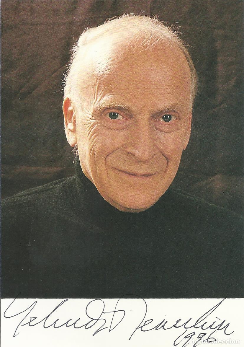 Aut&oacute;grafos Antiguos de Cantantes y M&uacute;sicos: Yehudi Menuhin. Fotograf&iacute;a postal firmada. 1996. Montada en cartulina. Violinista, director orquesta