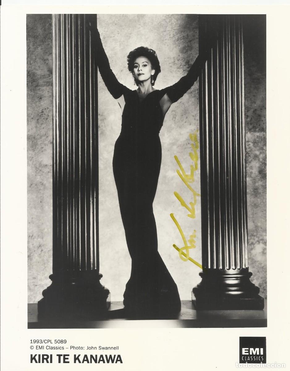 Aut&oacute;grafos de M&uacute;sica: Kiri Te Kanawa. Fotograf&iacute;a firmada. Soprano neozelandesa. 1993. 26,5x20,5 cm. EMI Classics.