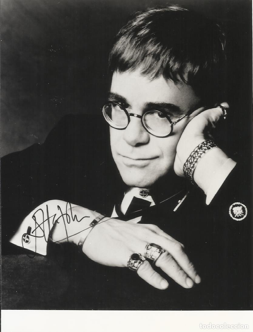Aut&oacute;grafos Antiguos de Cantantes y M&uacute;sicos: Elton John. Cantante. Compositor. Fotograf&iacute;a firmada. Aut&oacute;grafo, autograph. Con COA. 15x10,5 cm.