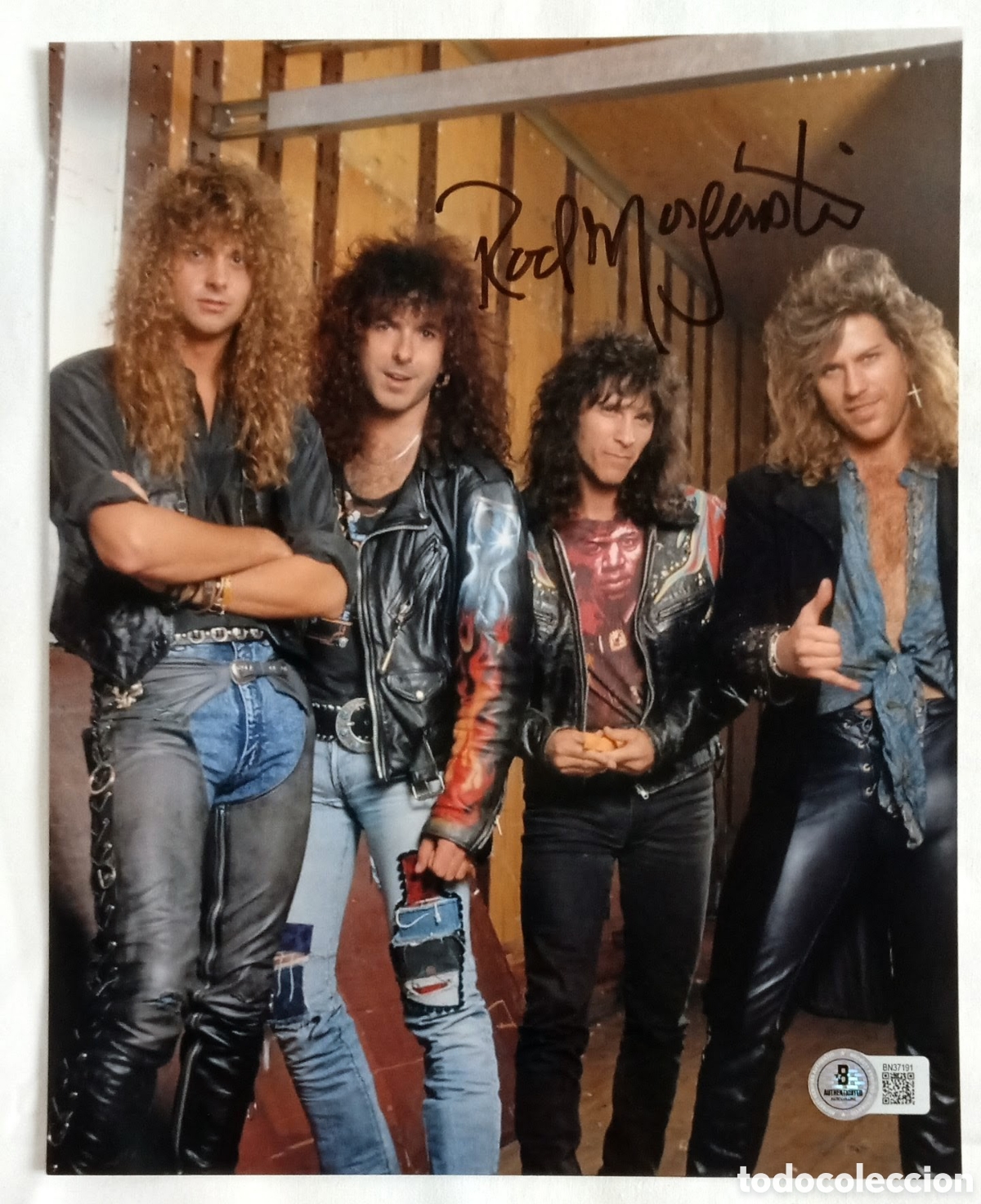 Aut&oacute;grafos Antiguos de Cantantes y M&uacute;sicos: Fotograf&iacute;a Firmada por Rod Morgenstein (Winger) &ndash; Autenticada por Beckett (COA Certificado)