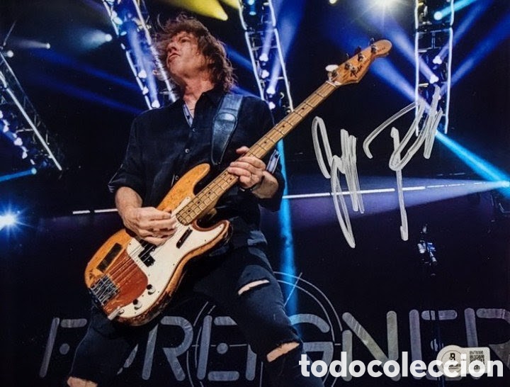 Aut&oacute;grafos Antiguos de Cantantes y M&uacute;sicos: Foto Firmada por Jeff Pilson (Foreigner / Dokken) &ndash; Certificado Beckett