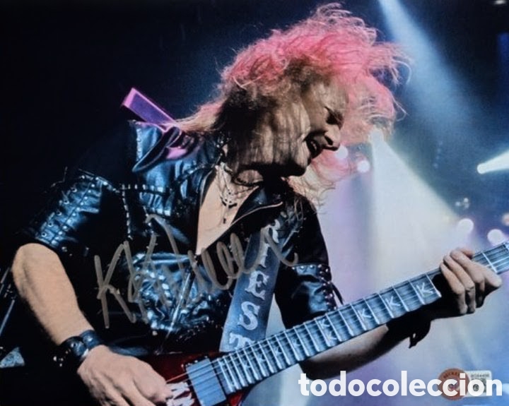Aut&oacute;grafos Antiguos de Cantantes y M&uacute;sicos: Foto de Judas Priest Firmada por K.K. Downing (Certificado Beckett)