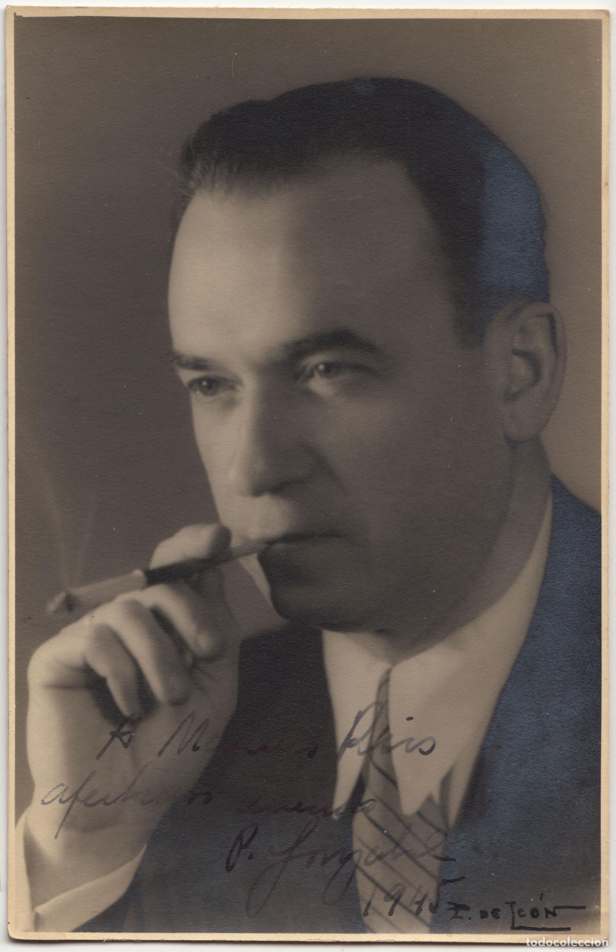 Aut&oacute;grafos Antiguos de Cantantes y M&uacute;sicos: Retrato Pablo Soroz&aacute;bal fumando Aut&oacute;grafo 1945 Foto P&eacute;rez de Le&oacute;n Madrid Compositor Zarzuela M&uacute;sica
