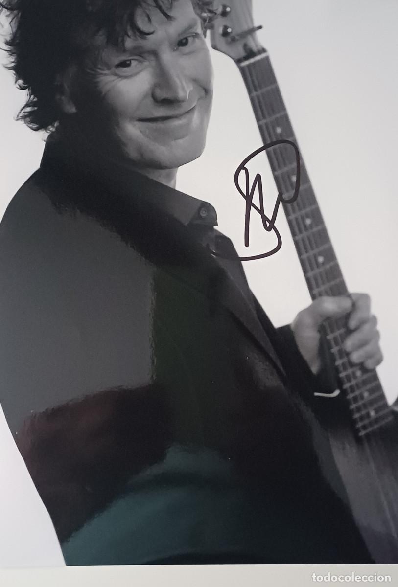 Autographes de Musique : FOTOGRAFIA CON AUT&Oacute;GRAFO ORIGINAL DEL CANTANTE Y TECLISTA BRIT&Aacute;NICO, STEVIE WINDWOOD ( A&Ntilde;O 2017 )