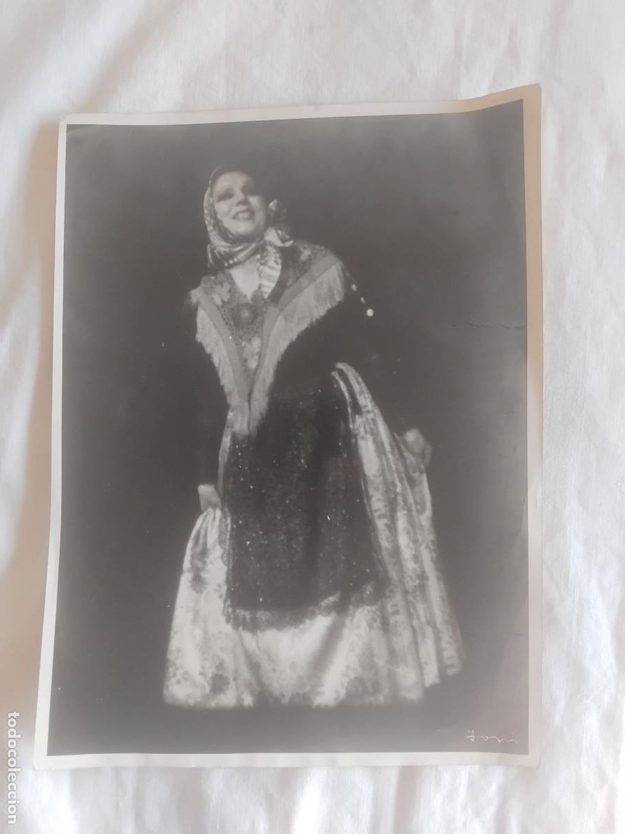 Aut&oacute;grafos antiguos de cantantes y m&uacute;sicos: FOTOGRAFIA DE RAQUEL MELLER CON DEDICATORIA EN CATALAN Y AUTOGRAFO 4-9-1943. 23 X 18 CM.