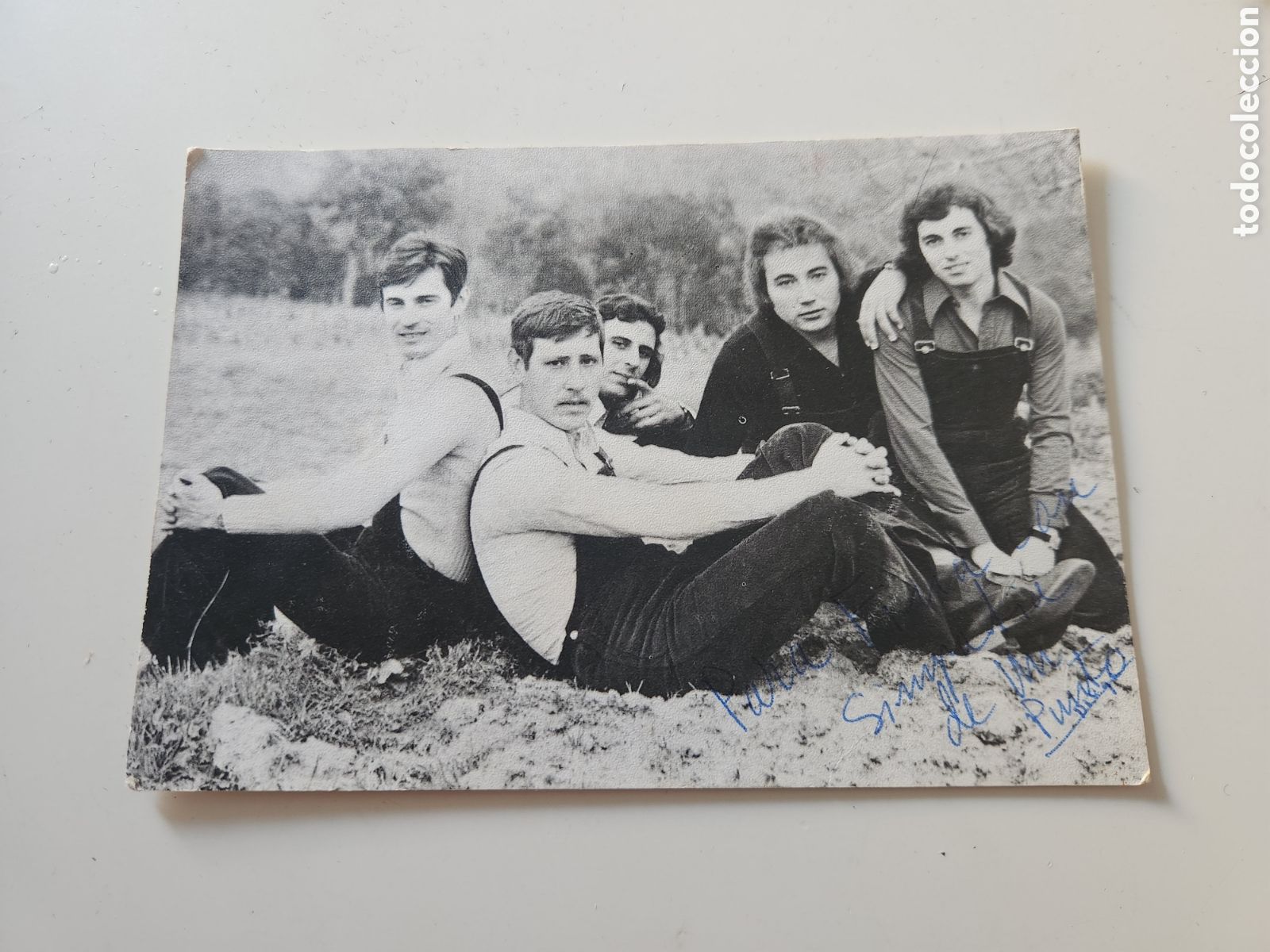 Aut&oacute;grafos antiguos de cantantes y m&uacute;sicos: AUTOGRAFO DEDICATORIA LOS PUNTOS. SOBRE POSTAL DEL GRUPO. POLYDOR. A&Ntilde;O 1970.