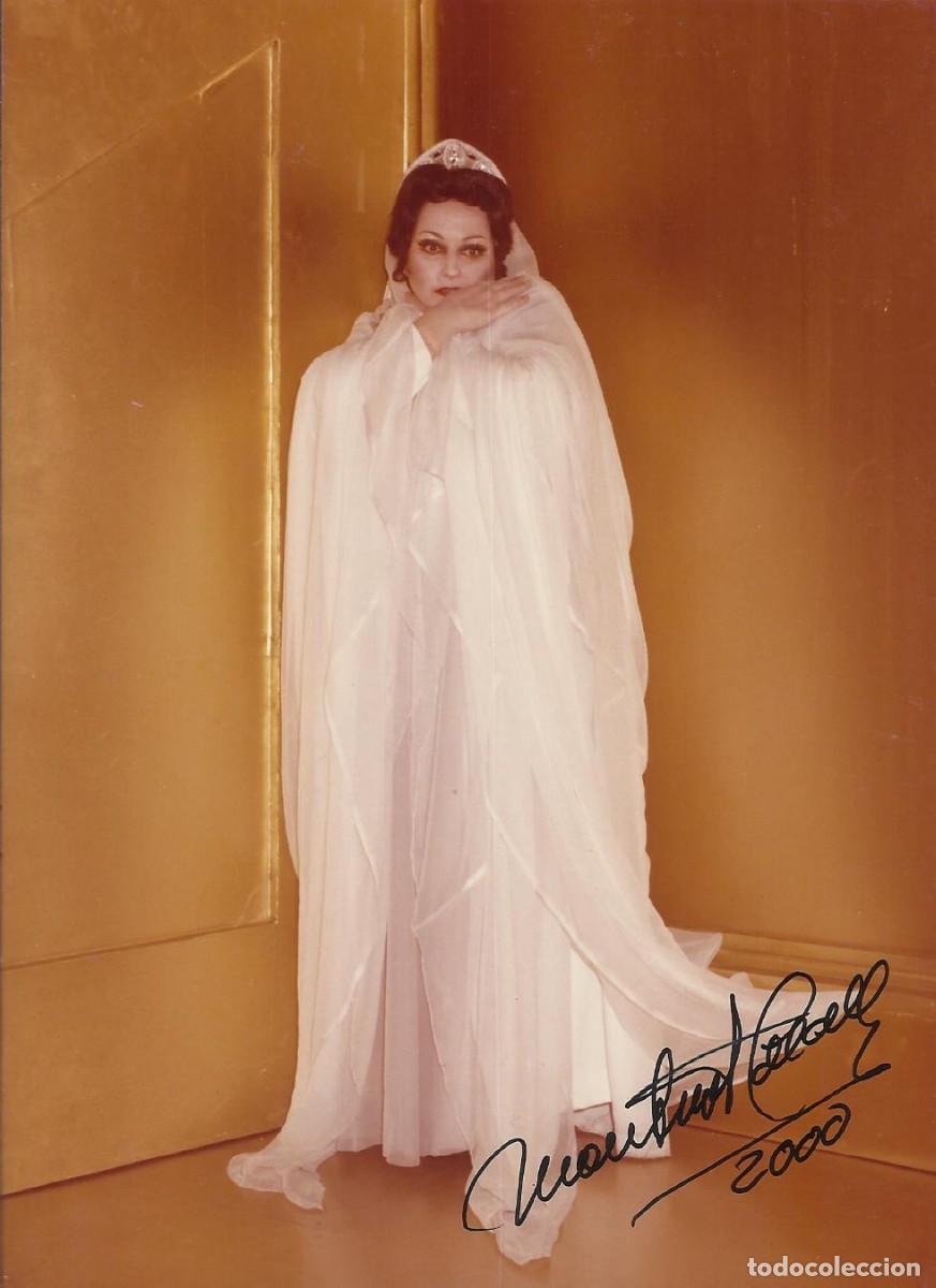 Aut&oacute;grafos antiguos de cantantes y m&uacute;sicos: Montserrat Caball&eacute;. Fotograf&iacute;a firmada. 2000. Diva. &Oacute;pera. Cantante. 17,5x12,5 cm.