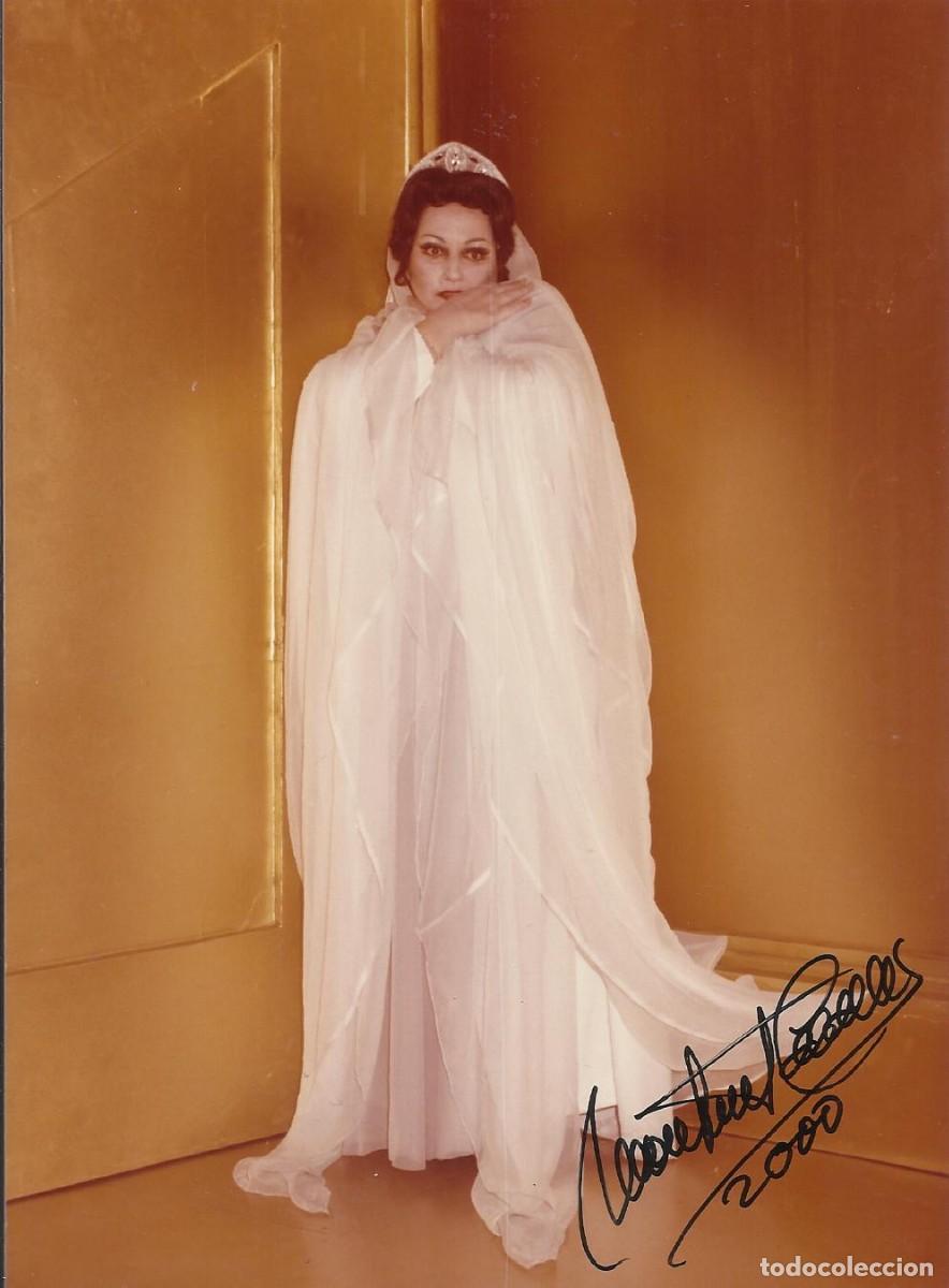 Aut&oacute;grafos antiguos de cantantes y m&uacute;sicos: Montserrat Caball&eacute;. Fotograf&iacute;a firmada. 2000. Diva. &Oacute;pera. Cantante. 17,5x12,5 cm.
