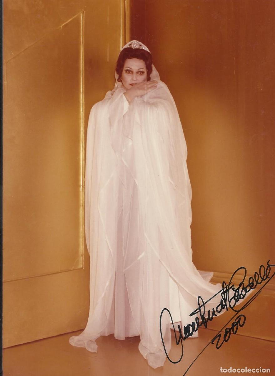 Aut&oacute;grafos antiguos de cantantes y m&uacute;sicos: Montserrat Caball&eacute;. Fotograf&iacute;a firmada. 2000. Diva. &Oacute;pera. Cantante. 17,5x12,5 cm.