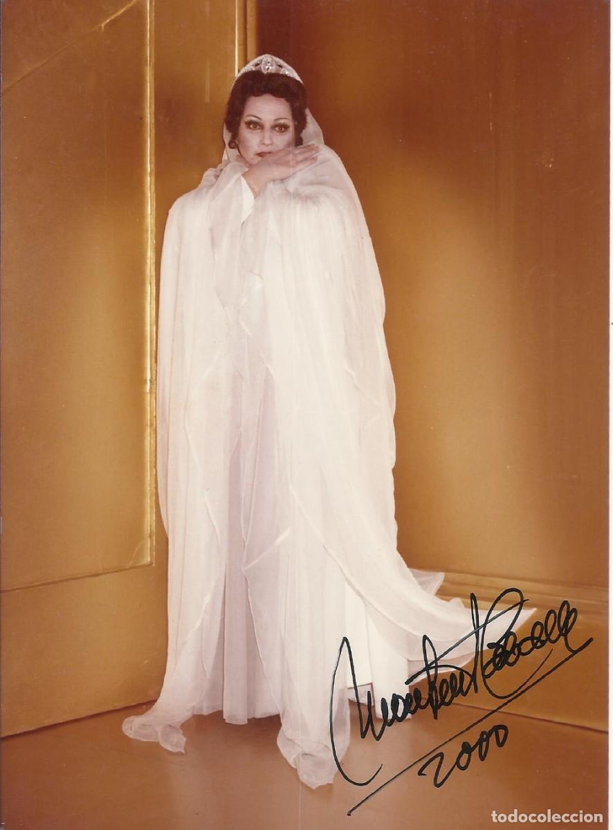 Aut&oacute;grafos antiguos de cantantes y m&uacute;sicos: Montserrat Caball&eacute;. Fotograf&iacute;a firmada. 2000. Diva. &Oacute;pera. Cantante. 17,5x12,5 cm.