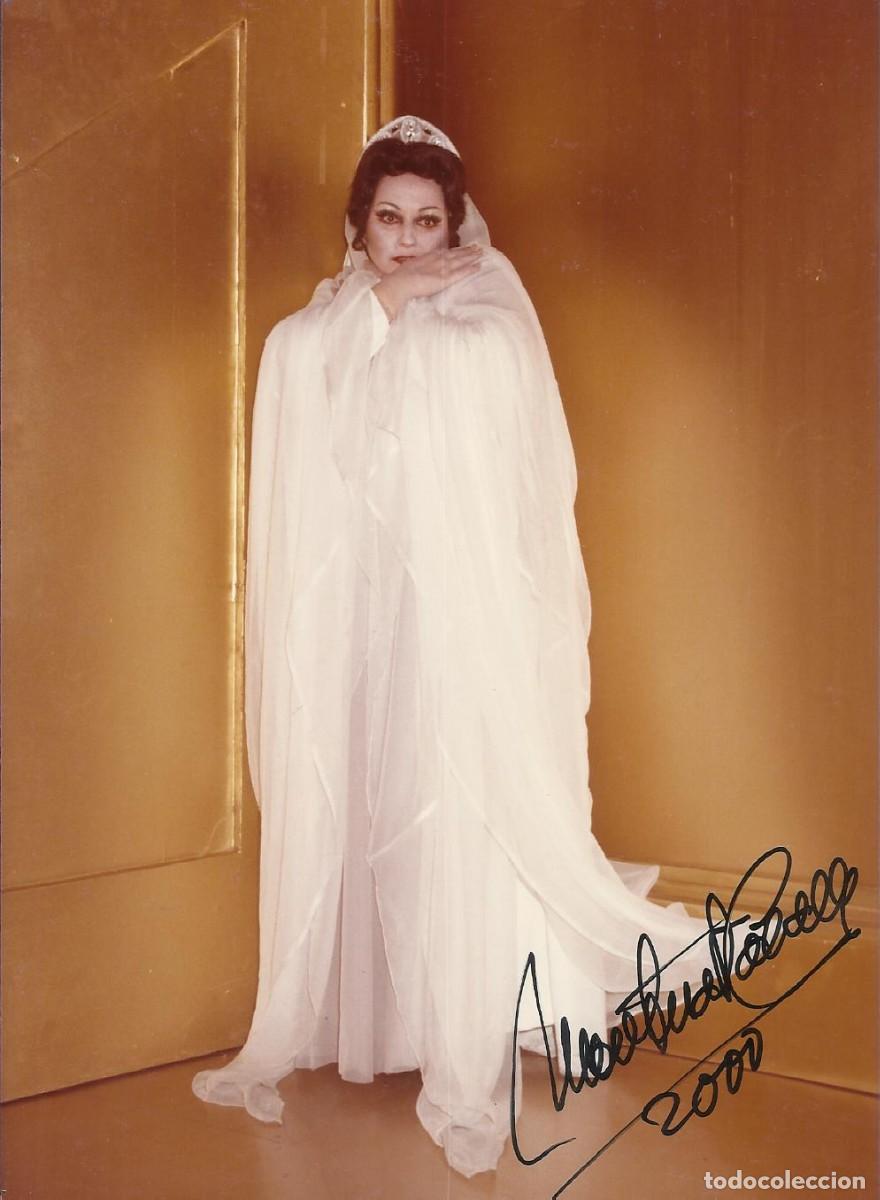 Aut&oacute;grafos antiguos de cantantes y m&uacute;sicos: Montserrat Caball&eacute;. Fotograf&iacute;a firmada. 2000. Diva. &Oacute;pera. Cantante. 17,5x12,5 cm.