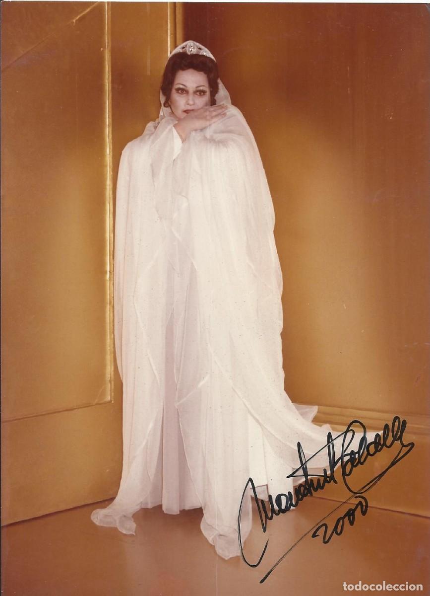 Aut&oacute;grafos antiguos de cantantes y m&uacute;sicos: Montserrat Caball&eacute;. Fotograf&iacute;a firmada. 2000. Diva. &Oacute;pera. Cantante. 17,5x12,5 cm.
