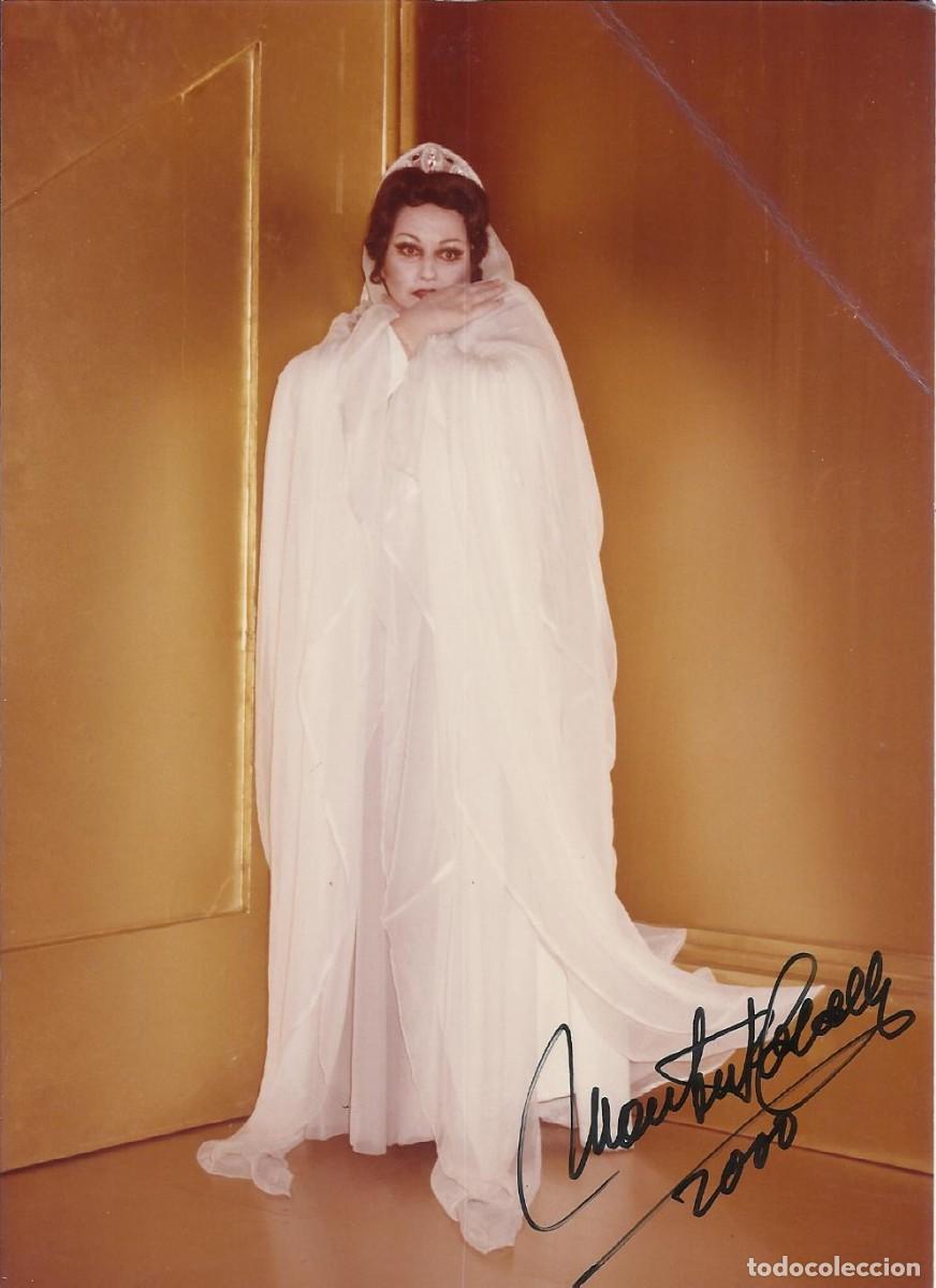 Aut&oacute;grafos antiguos de cantantes y m&uacute;sicos: Montserrat Caball&eacute;. Fotograf&iacute;a firmada. 2000. Diva. &Oacute;pera. Cantante. 17,5x12,5 cm.