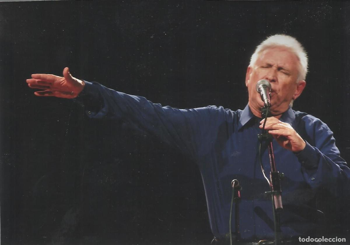 Aut&oacute;grafos antiguos de cantantes y m&uacute;sicos: Raimon. Fotograf&iacute;a firmada y dedicada. Cantautor valenciano. 2013. 11x16 cm. Papel Fujifilm.