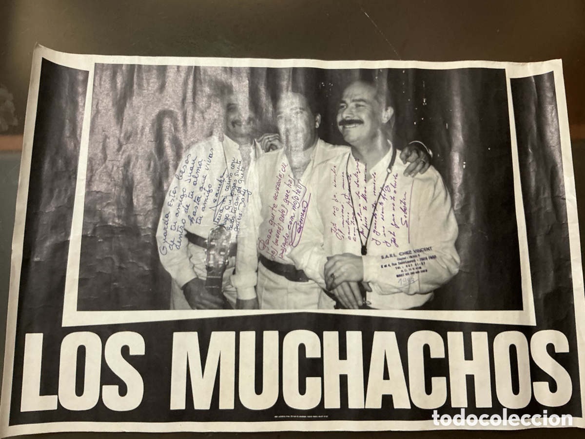 Aut&oacute;grafos antiguos de cantantes y m&uacute;sicos: LOS MUCHACHOS &ndash; Cartel original autografiado con dedicatorias manuscritas de &eacute;poca &ndash; Par&iacute;s