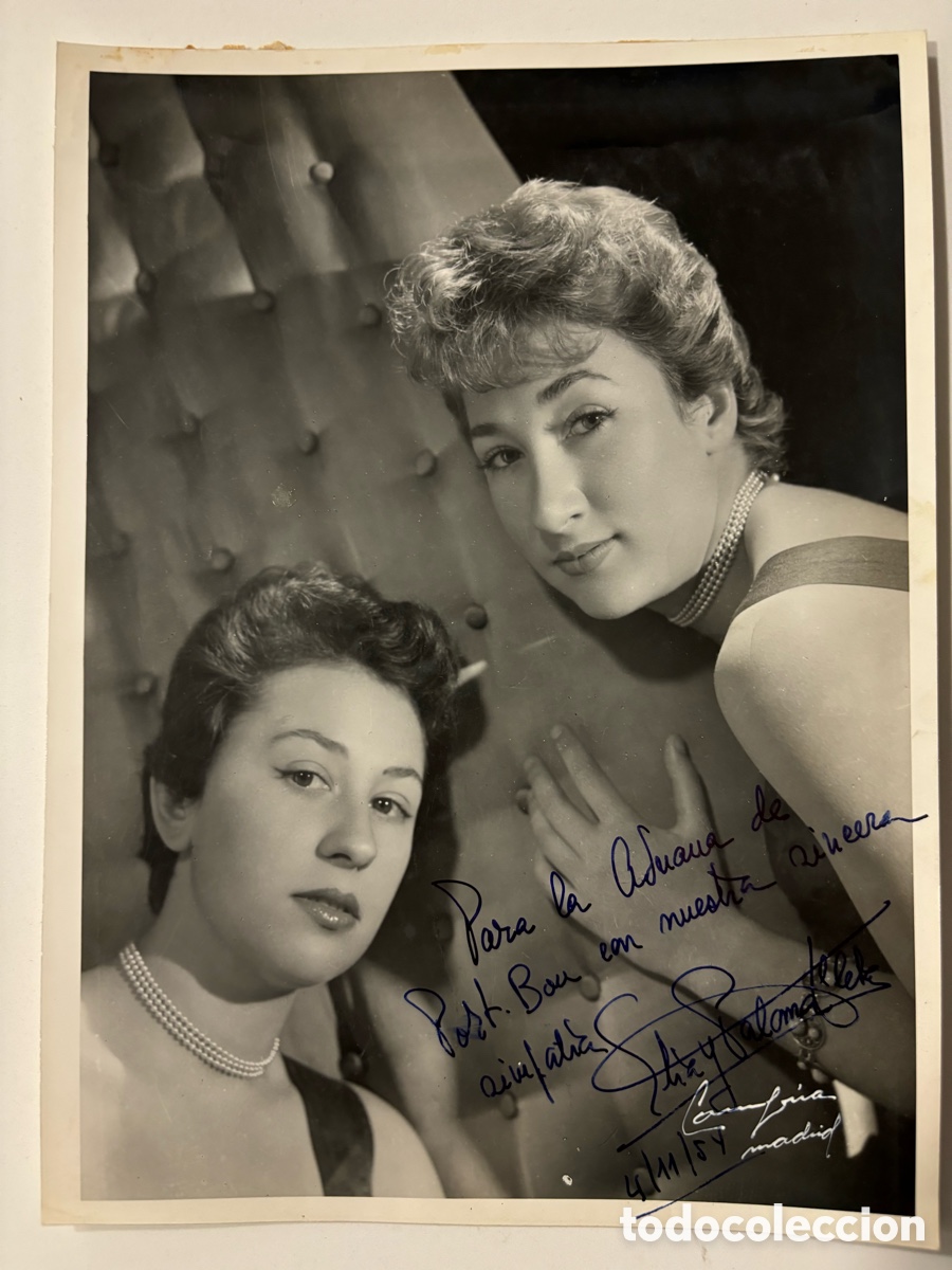 Aut&oacute;grafos antiguos de cantantes y m&uacute;sicos: Foto original con aut&oacute;grafo de las hermanas Elia y Paloma fleta foto Campua Madrid