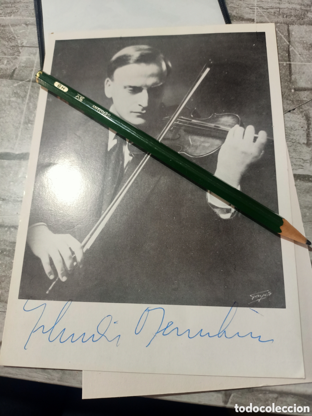 Aut&oacute;grafos antiguos de cantantes y m&uacute;sicos: Violinista Yehudi Menuhin firma 1916 - 1999