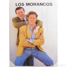 Autógrafos de Música: FOTO POSTAL PROMOCIONAL CON AUTOGRAFO DE LOS MORANCOS, AUTOGRAFIADA. Lote 363224400