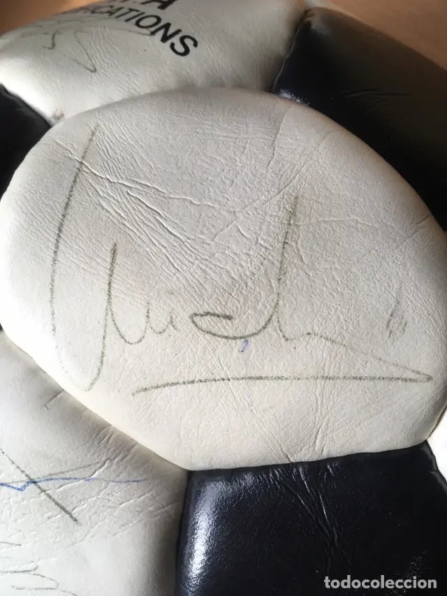 Coleccionismo deportivo: Bal&oacute;n firmado Quinta del Buitre - Foto 2