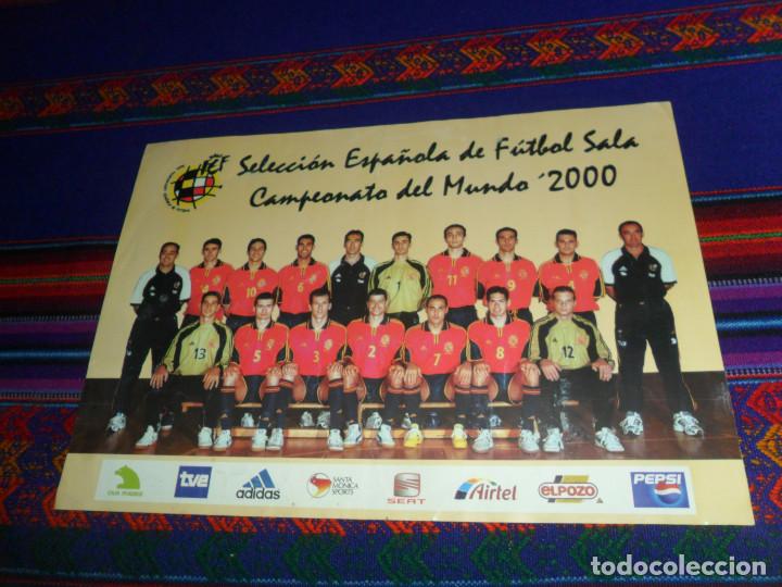 Sports collectibles: AUT&Oacute;GRAFO JULIO EN P&Oacute;STER DE LA SELECCI&Oacute;N DE ESPA&Ntilde;A ESPA&Ntilde;OLA DE F&Uacute;TBOL SALA A&Ntilde;O 2000. 30X31 CMS.