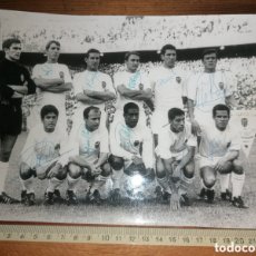 Coleccionismo deportivo: ANTIGUA FOTOGRAFÍA DEL VALENCIA CF CON AUTÓGRAFOS DE TODA LA PLANTILLA. 1968. Lote 401309249