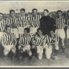 Coleccionismo deportivo: FOTO CON FIRMA,-DEL EQUIPO BETICO,- TEMPORADA AÑO 1936- MIDE: 25 X 17 C.M., VER FOTOS