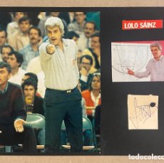Coleccionismo deportivo: LOLO SAINZ (REAL MADRID). AUTÓGRAFO ORIGINAL EN LÁMINA CON FOTOGRAFÍAS. AÑOS 80.