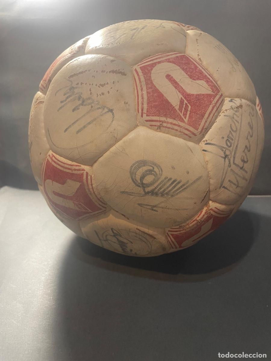 Coleccionismo deportivo: F.C.B. - ANTIGUO BALON TEMPORADA 1980-81 FIRMADA ORIGINALMENTE EN TINTA (24 AUTGR.) + 16 AUTOGRAFOS