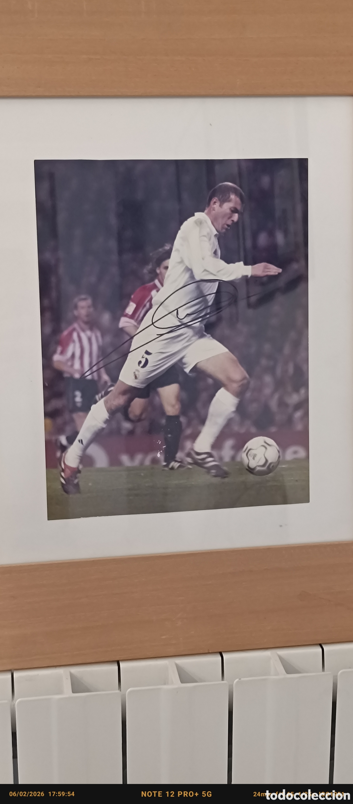 Coleccionismo deportivo: Foto firmada y enmarcada Zidane
