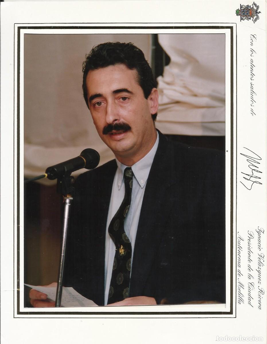 Coleccionismo deportivo: Ignacio Vel&aacute;zquez Rivera. Presidente Melilla (1991-1998). Fotograf&iacute;a firmada. 1996. 24x18,5 cm.