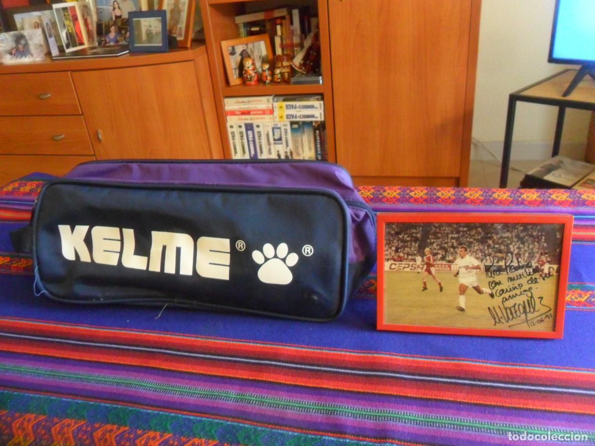 Coleccionismo deportivo: REAL MADRID AUT&Oacute;GRAFO RAFAEL MART&Iacute;N V&Aacute;ZQUEZ Y BOLSA KELME OFICIAL ESCUDO BORDADO. 1991. DE LUJO.