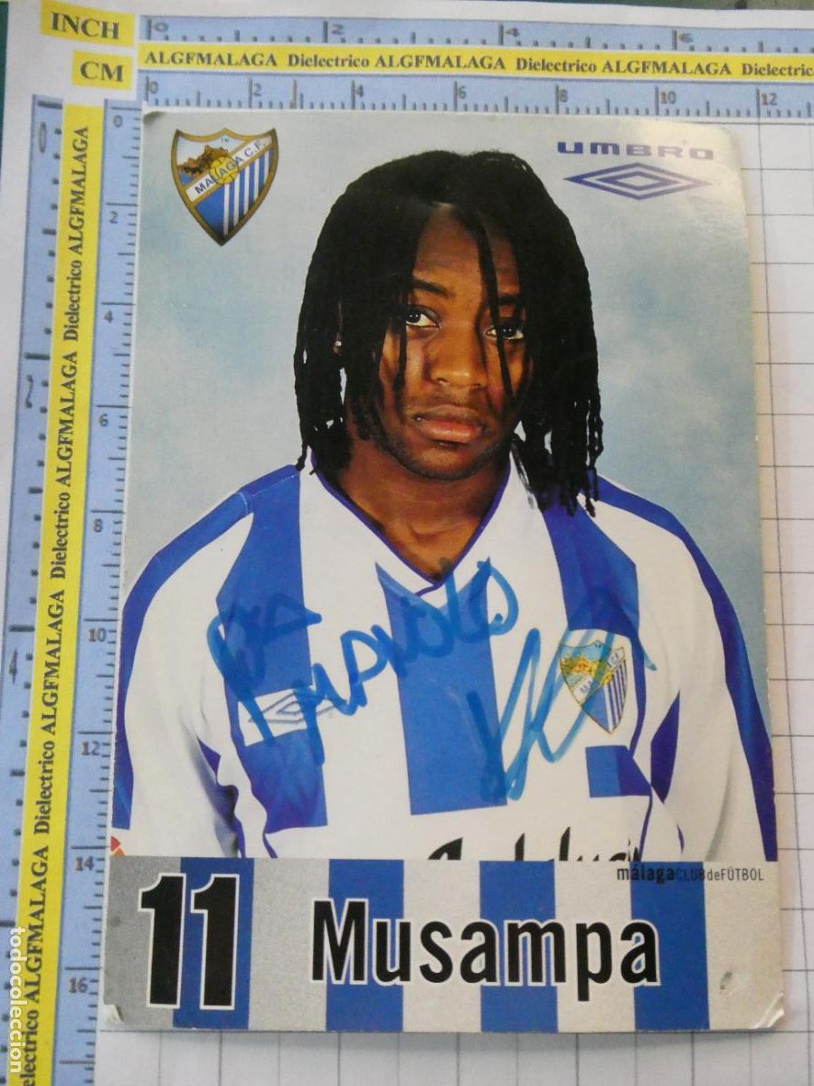 Coleccionismo deportivo: TARJETA FOTO POSTAL M&Aacute;LAGA CLUB DE F&Uacute;TBOL. KIZITO KIKI CON FIRMA AUT&Oacute;GRAFO. 2437