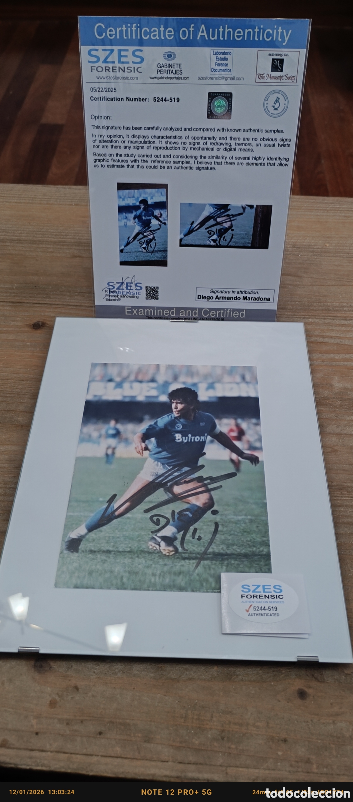 Coleccionismo deportivo: Foto firmada y enmarcada de Maradona