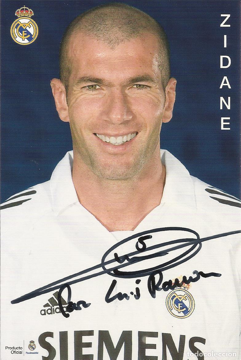 Coleccionismo deportivo: Zinedine Zidane. F&uacute;tbol. Real Madrid. Fotografia firmada y dedicada. Autograph, aut&oacute;grafo. Con COA.