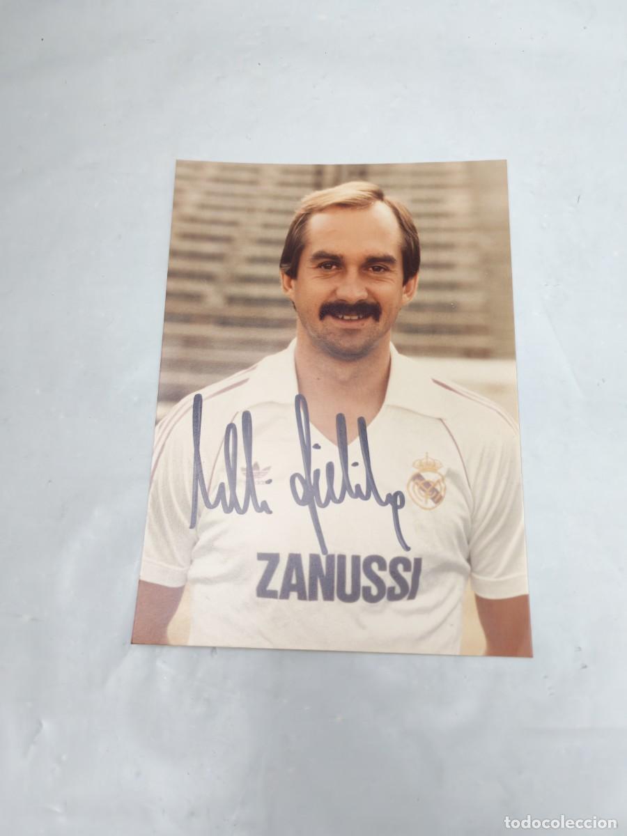 Coleccionismo deportivo: REAL MADRID. Fotograf&iacute;a 18 x 13 cms. firmada por Uli Stielike CON CAMISETA DE ZANUSSI (1980 aprox.)